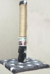 Когтеточка - столбик на подставке с кавычками Пушистик (сизаль) серая 50/30 см. (С-5) от производителя Пухнастик